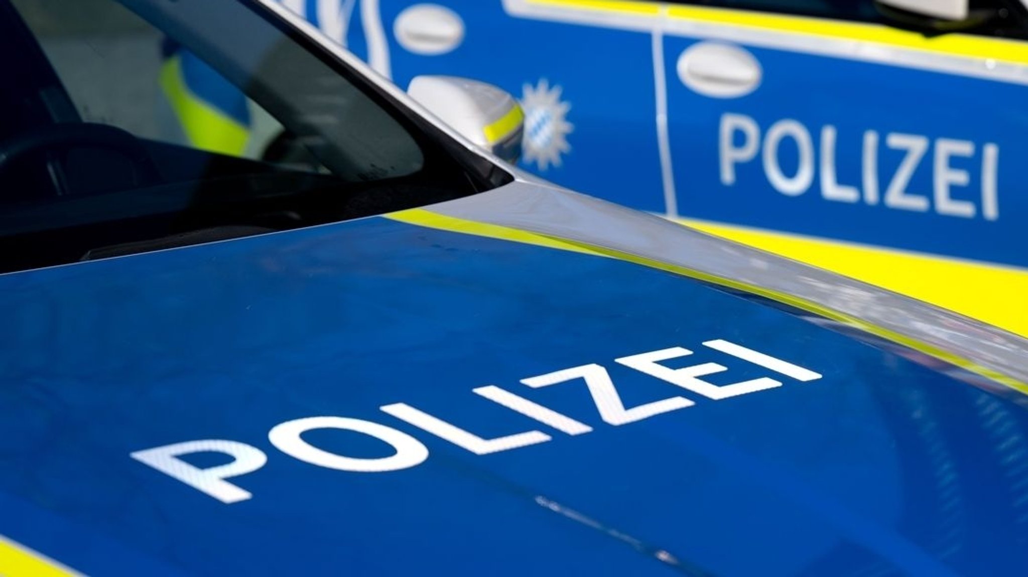 Zwei Einsatzfahrzeuge der Polizei