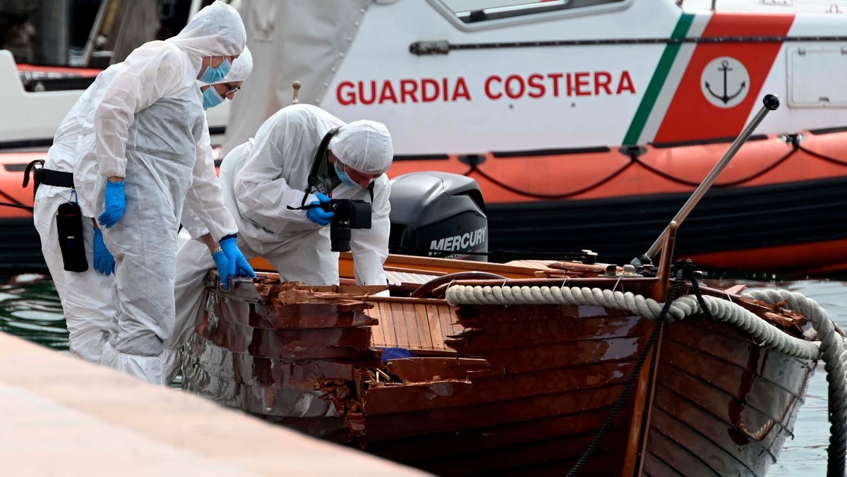 Juni 2021: Italienische Forensiker begutachten den Schaden an dem Unfallboot in Salò.