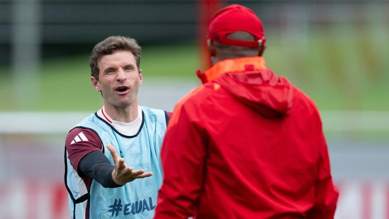 Thomas Müller und FC-Bayern-Trainer Vincent Kompany | Bild:picture-alliance/dpa