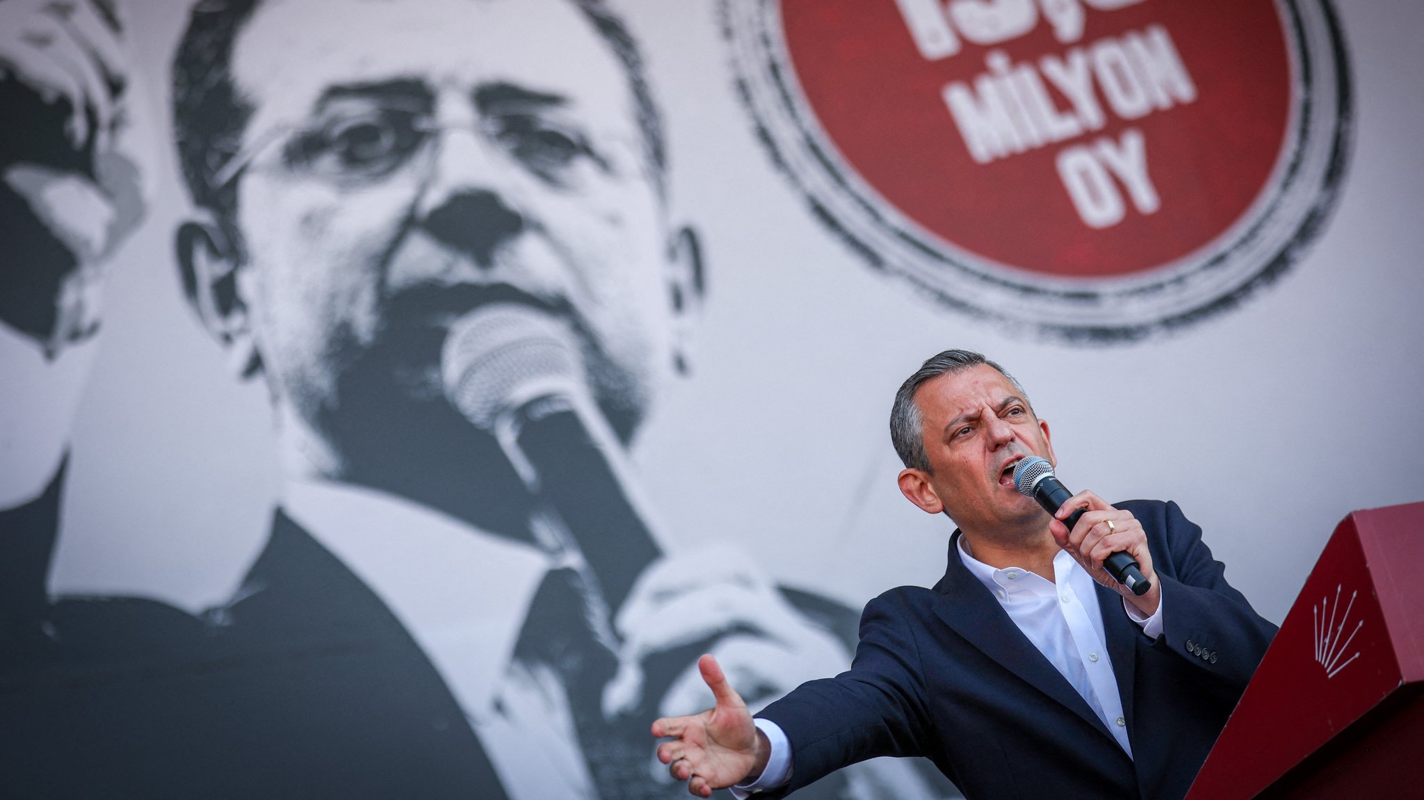 29.03.2025: Özgür Özel bei der Demonstration in Istanbul | Bild: picture alliance / abaca | ABACA 29.03.2025: Özgür Özel bei der Demonstration in Istanbul