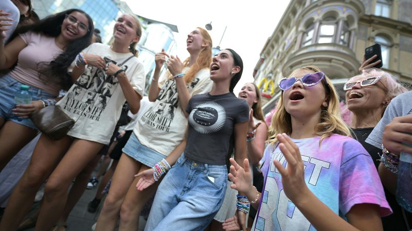 Taylor Swift-Fans, aufgenommen am Donnerstag, 8. August 2024, in der Wiener Innenstadt. | Bild: picture alliance / ROLAND SCHLAGER / APA / picturedesk.com | ROLAND SCHLAGER Taylor Swift-Fans, aufgenommen am Donnerstag, 8. August 2024, in der Wiener Innenstadt.