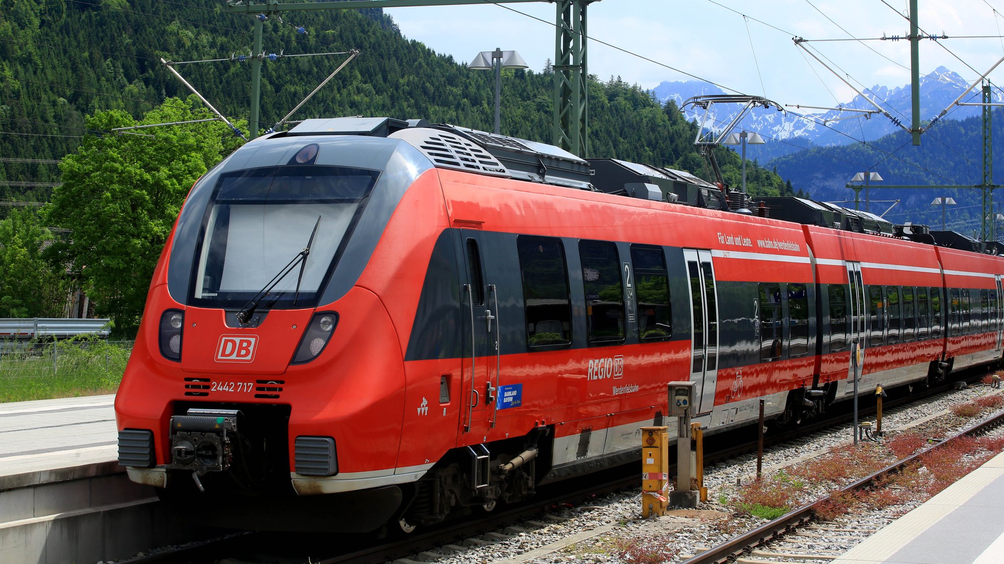 Ein Regionalzug steht auf einem Gleis im Bahnhof Mittenwald. Mittenwald verfügt über einen Bahnhof an der Bahnstrecke InnsbruckGarmisch-Partenkirchen.