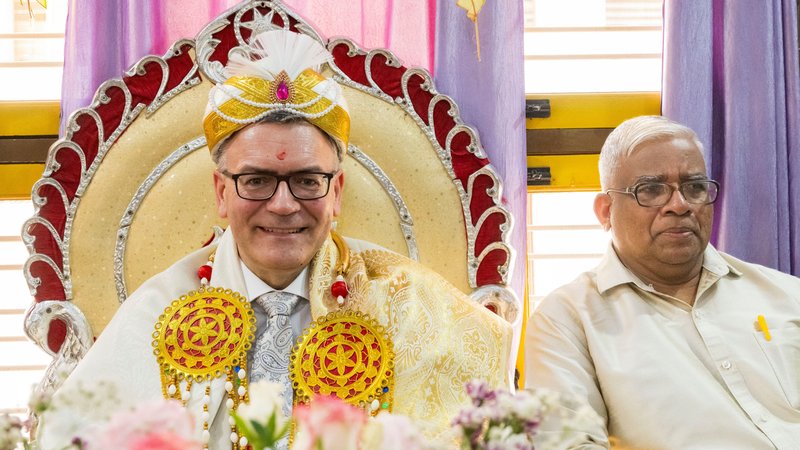 Staatskanzleichef Herrmann in indischem Gewand auf einem Thron | Bild: picture alliance/dpa | Peter Kneffel Staatskanzleichef Herrmann in indischem Gewand auf einem Thron