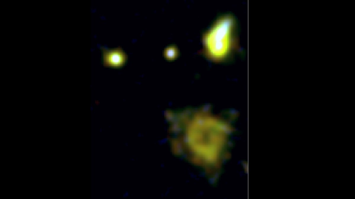 Bild der Galaxie R5519, zusammengesetzt aus Aufnahmen des Weltraumteleskops Hubble