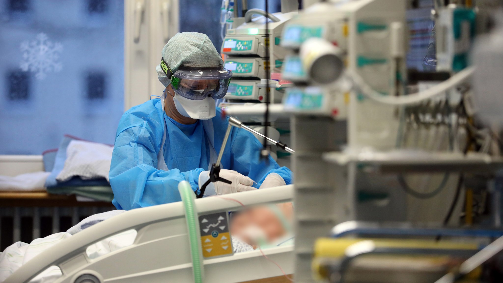 Im Infektionszimmer für Covid-19-Patienten auf der Interdisziplinären internistischen Intensivtherapiestation (ITS) der Universitätsmedizin Rostock 