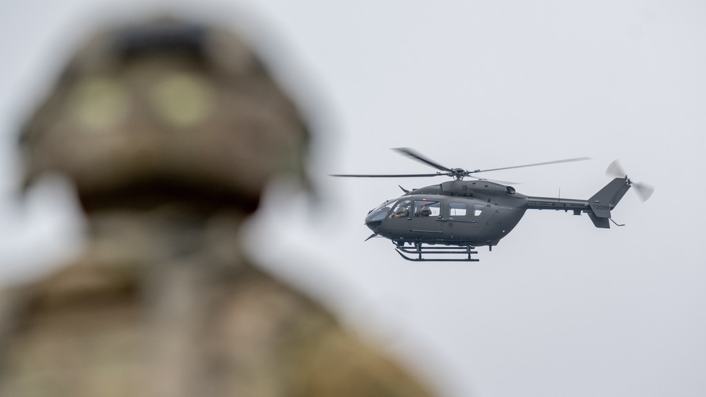 Hubschrauber mit Soldat