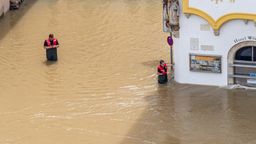 Rettungskräfte stehen im Hochwasser in der Passauer Innenstadt.  | Bild:dpa-Bildfunk/Armin Weigel