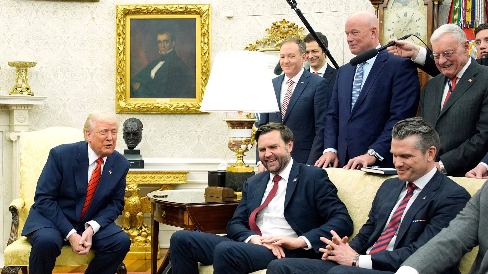 Donald Trump mit Vizepräsident J.D. Vance (Mitte, sitzend)