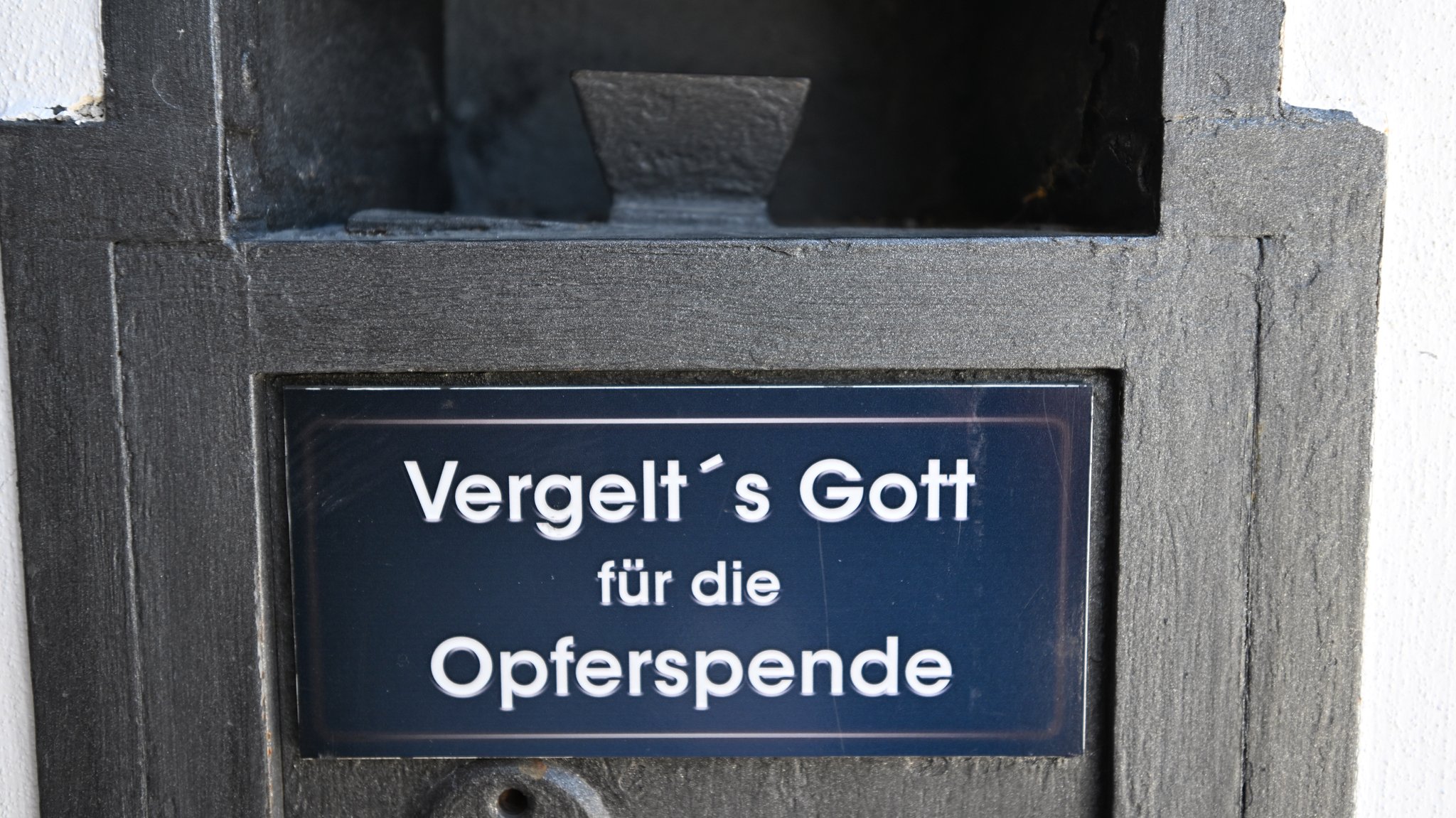 Ein Opferstock hängt an einer Wand in Altötting. | Bild: picture alliance/dpa/Felix Hörhager Ein Opferstock hängt an einer Wand in Altötting.
