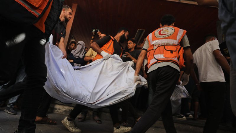 18.10.2025, Palästinensische Gebiete, Gaza-Stadt: Die Leichen von Palästinensern, die nach Angaben der von der Hamas geführten Zivilverteidigung beim Überschreiten der Waffenstillstandslinie durch israelisches Feuer getötet wurden, werden in das Al Ahli Krankenhaus in Gaza-Stadt gebracht. Foto: Yousef Al Zanoun/AP/dpa +++ dpa-Bildfunk +++ | Bild: dpa-Bildfunk/Yousef Al Zanoun 18.10.2025, Palästinensische Gebiete, Gaza-Stadt: Die Leichen von Palästinensern, die nach Angaben der von der Hamas geführten Zivilverteidigung beim Überschreiten der Waffenstillstandslinie durch israelisches Feuer getötet wurden, werden in das Al Ahli Krankenhaus in Gaza-Stadt gebracht. Foto: Yousef Al Zanoun/AP/dpa +++ dpa-Bildfunk +++