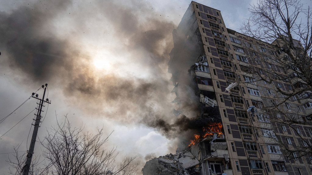 Archivbild vom 17.3.23: Ein Gebäude in der ukrainischen Stadt Awdijiwka brennt nach einem Luftangriff.