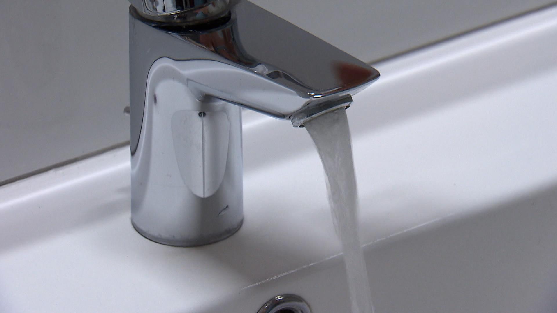 Laufender Wasserhahn