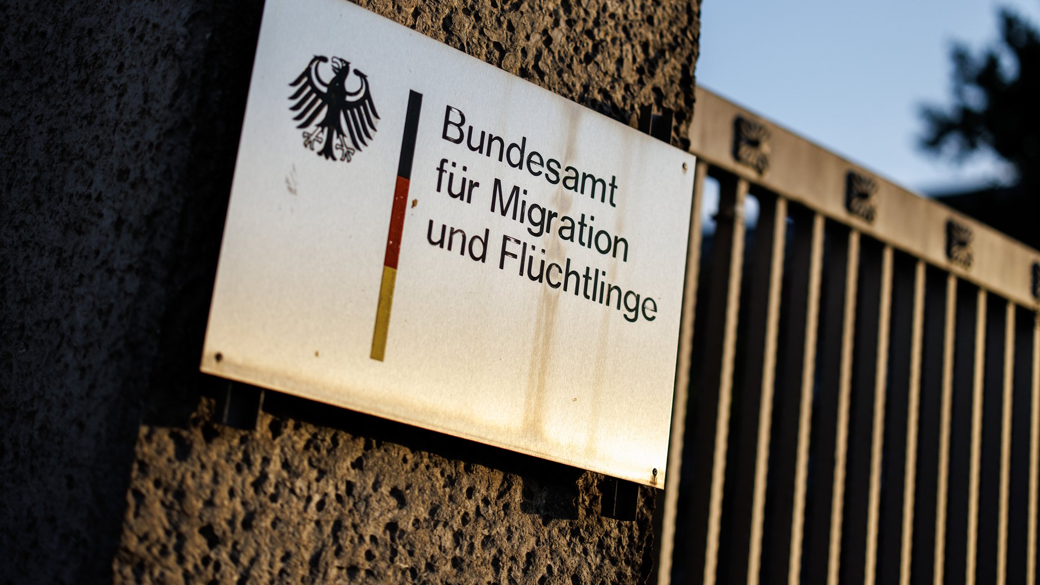 Schild vor dem Bundesamt für Migration und Flüchtlinge (BAMF) in Nürnberg.