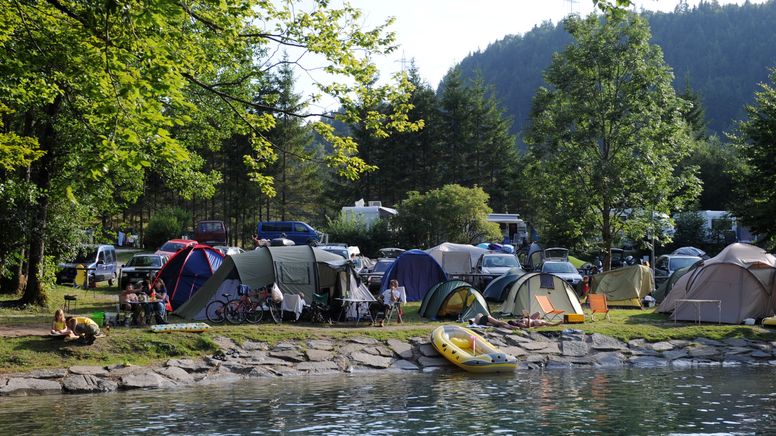 Zelte und Schlauchboote stehen am Walchensee auf einem Campingplatz am Seeufer. | Bild:picture alliance / dpa Themendienst | Tobias Hase