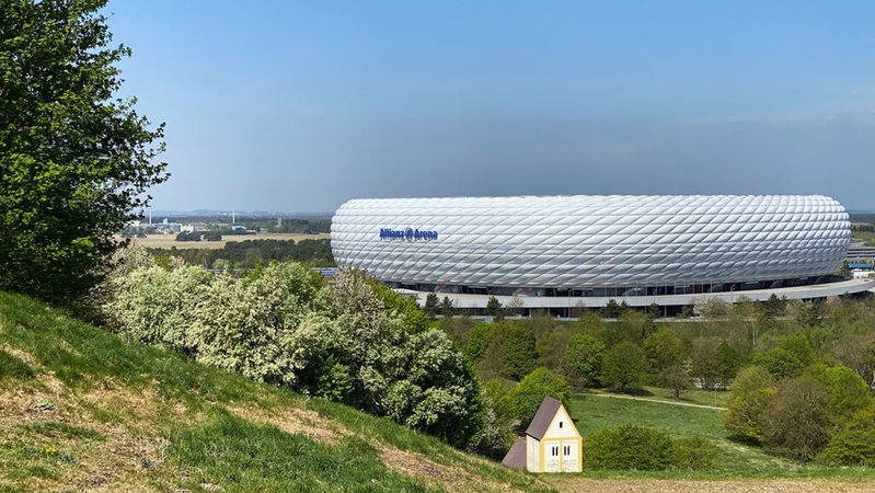 Die Allianz Arena vom Fröttmaninger Berg aus. | Bild: BR / Lisa Hinder Die Allianz Arena vom Fröttmaninger Berg aus.