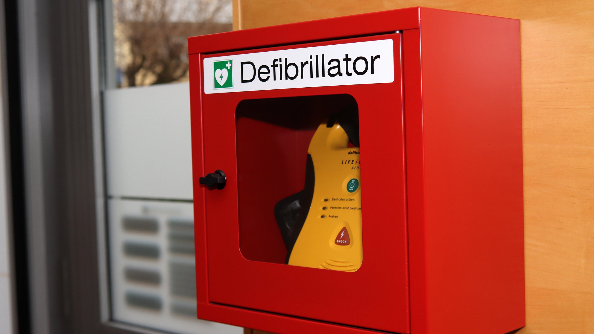 Defibrillator im Eingangsbereich eines öffentlichen Gebäudes