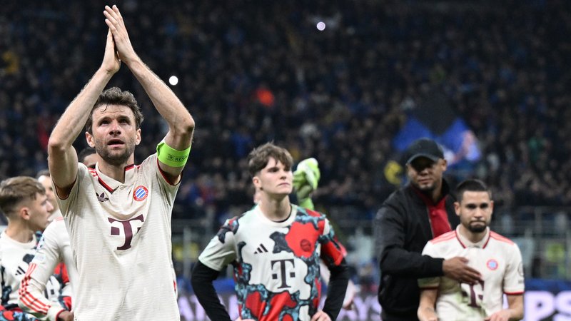 Thomas Müller und FC-Bayern-Mannschaft nach dem Aus in Mailand | Bild: picture-alliance/dpa Thomas Müller und FC-Bayern-Mannschaft nach dem Aus in Mailand