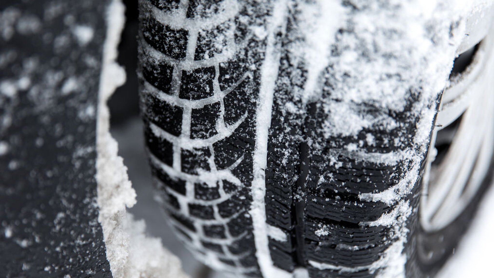 Ein mit Schnee bedeckter Autoreifen. 