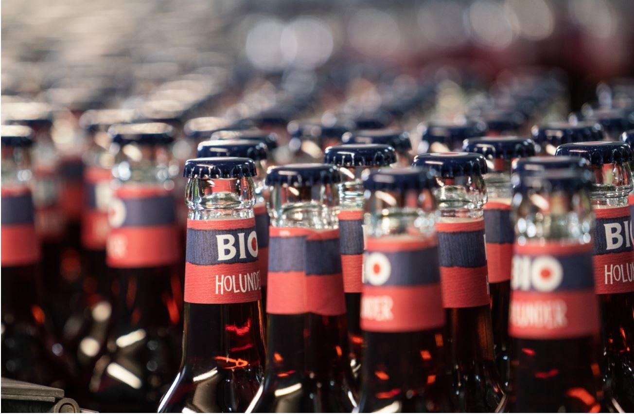 Bionade-Flaschen mit rotem Inhalt