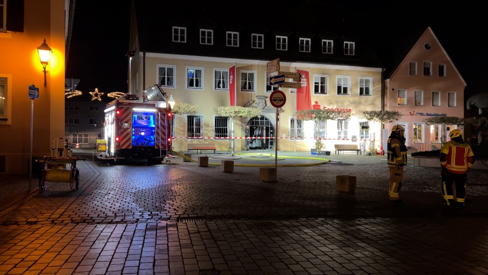 In der Sparkasse am Herriedener Marktplatz wurde in der Nacht ein Geldautomat gesprengt. Eine Frau wurde verletzt.