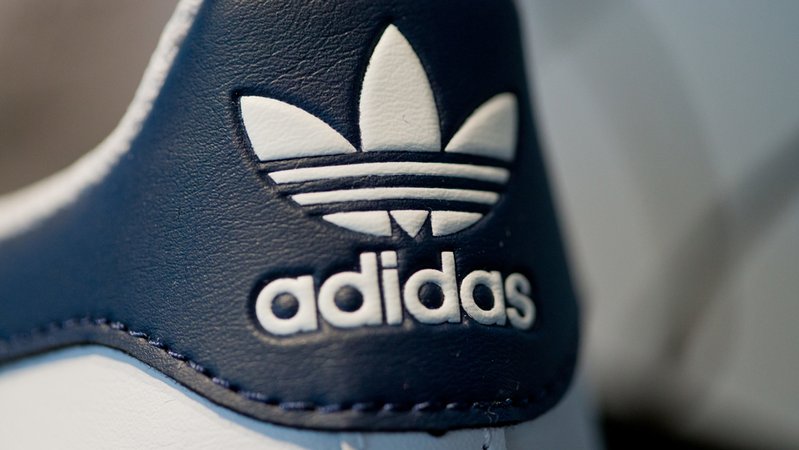 Das Logo des Sportartikelherstellers Adidas auf einem Schuh | Bild: dpa-Bildfunk/Daniel Karmann Das Logo des Sportartikelherstellers Adidas auf einem Schuh