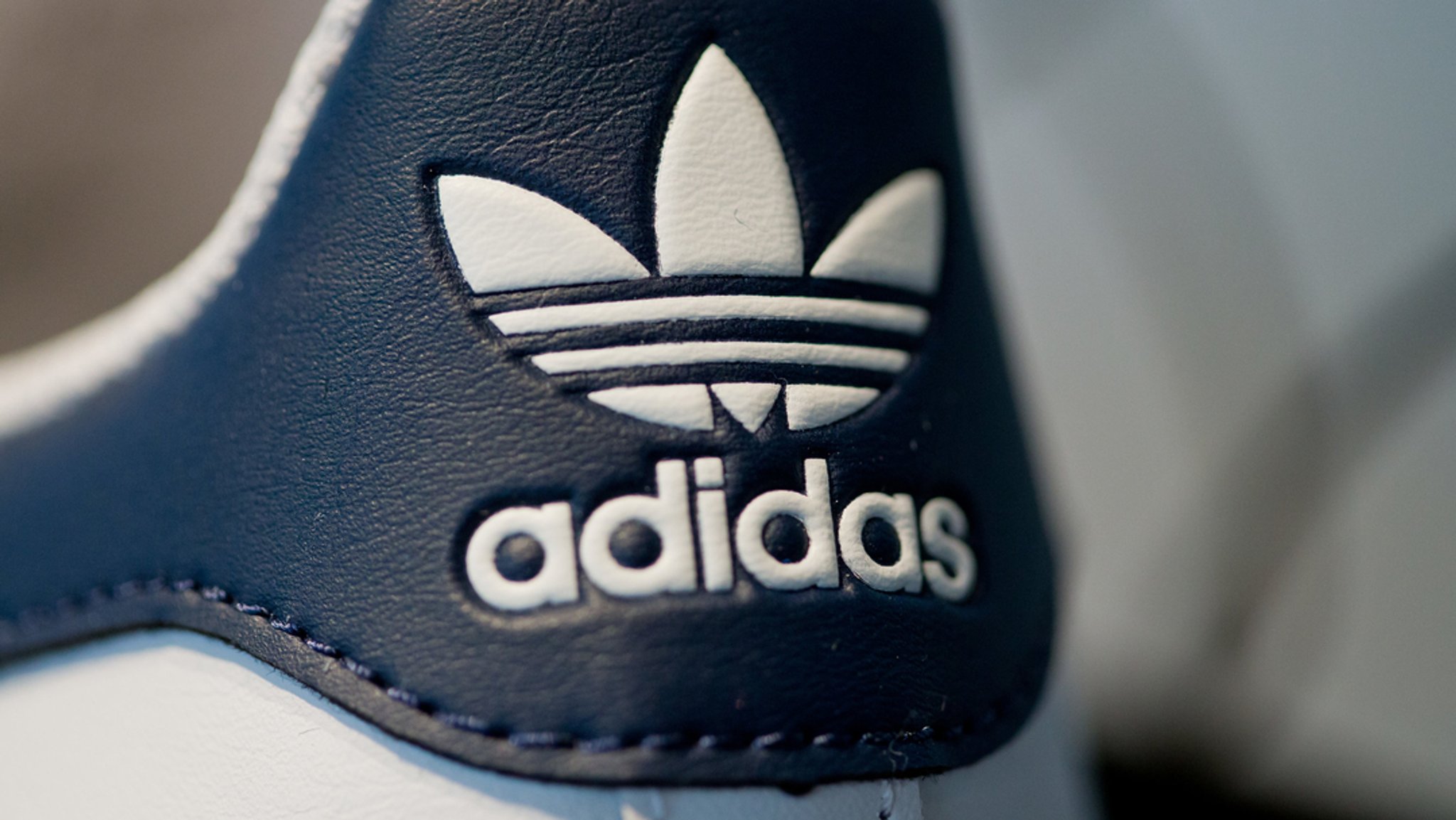 Das Logo des Sportartikelherstellers Adidas auf einem Schuh