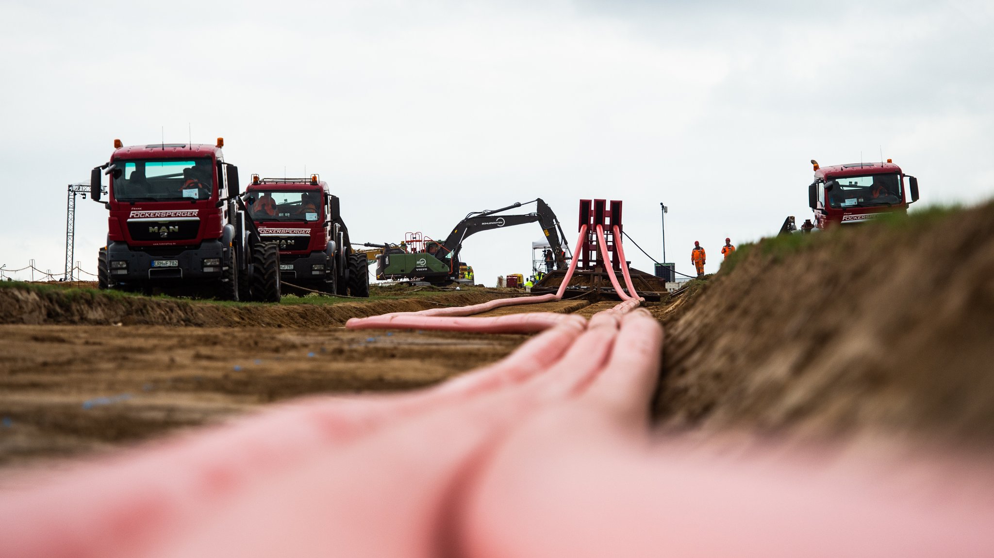 Gericht: Bauern müssen Erdkabel unter Äckern dulden