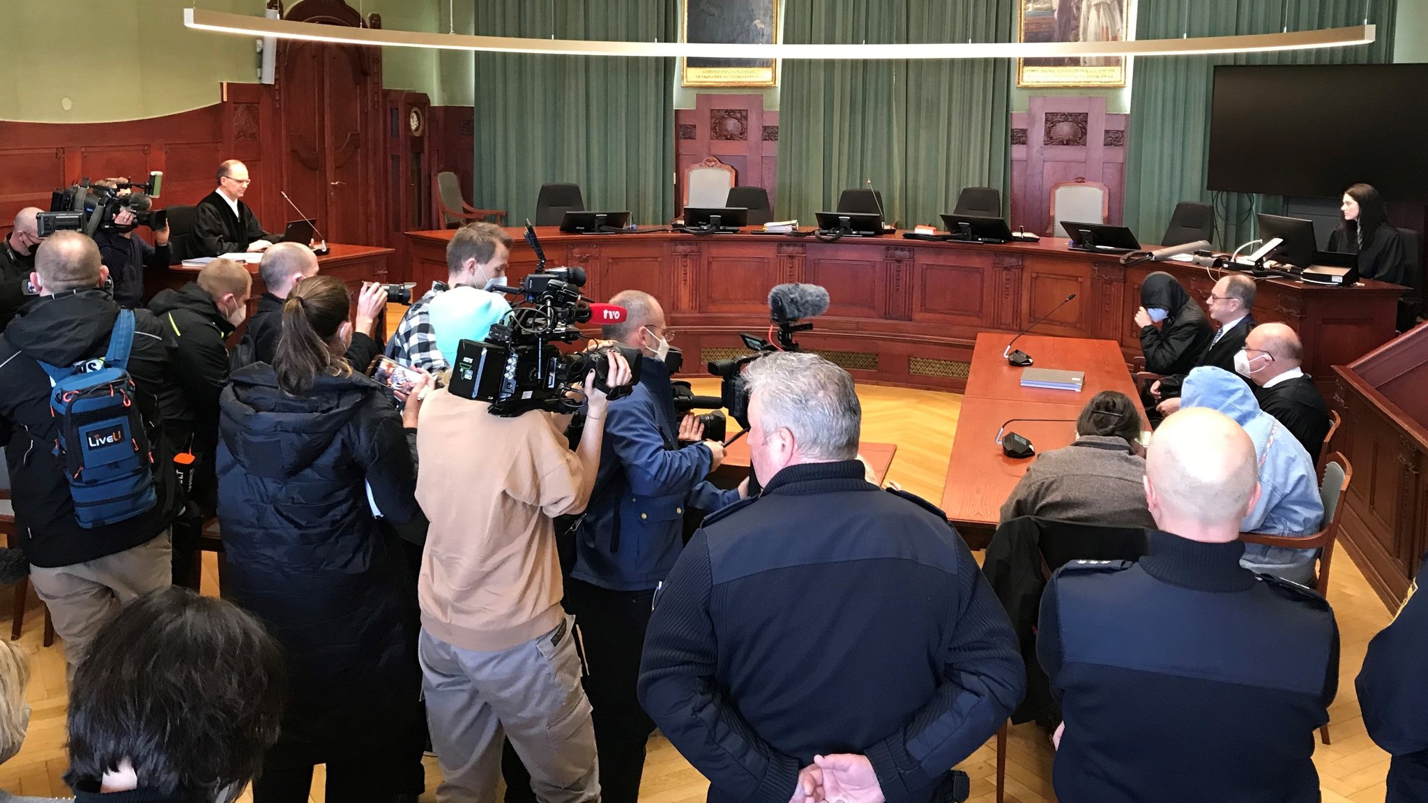 Großes Medieninteresse beim Prozess in Bayreuth um den Ärztemord in Mistelbacch. 