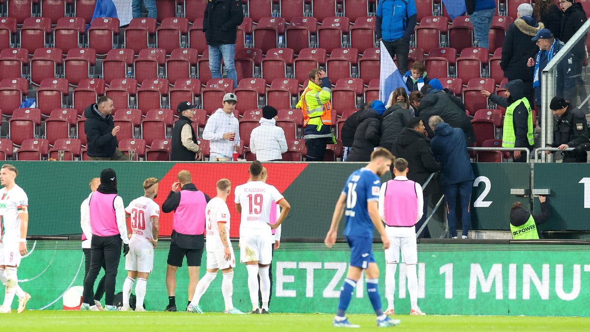 Im Stadion von Augsburg werden Verletzte behandelt beim Spiel gegen Hoffenheim.