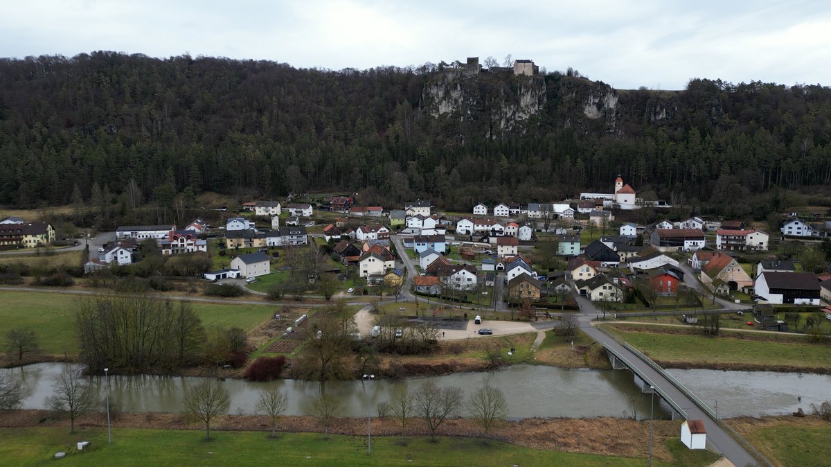 In Arnsberg ziehen sich die Häuser terrassenförmig den Berg hinauf bis zur Kirche. Über ihr ragt der Berg.