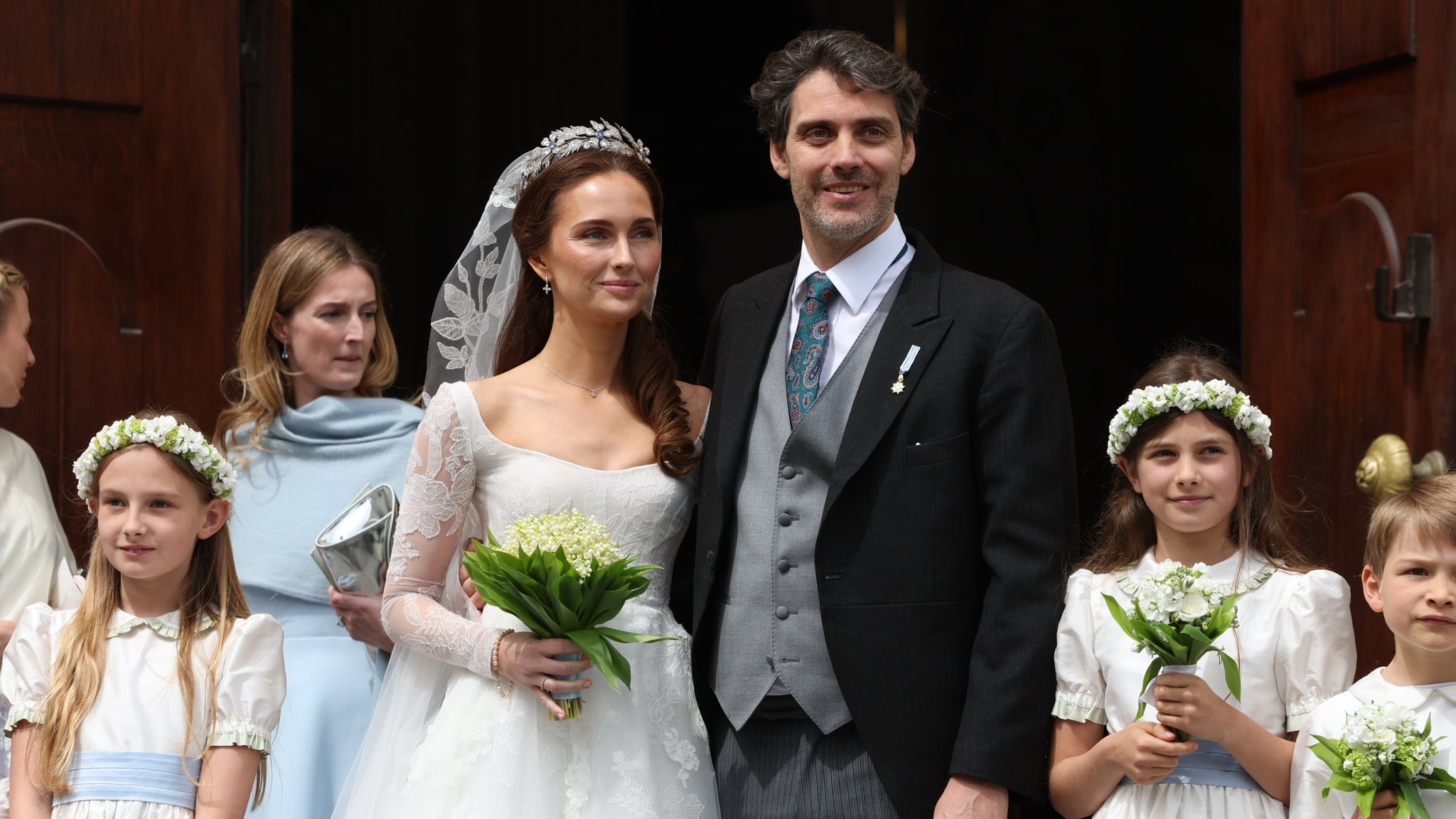 Ludwig Prinz von Bayern und Sophie-Alexandra Evekink in Hochzeitskleidung umgeben von Brautjungfern.