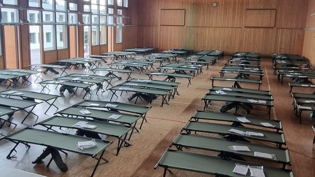 In Ergolding im Kreis Landshut steht eine Schulturnhalle mit Feldbetten für die Geflüchteten bereit