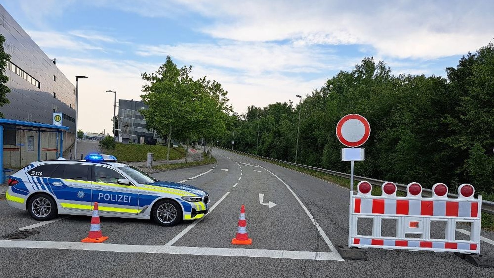 Polizeiauto und Straßensperre