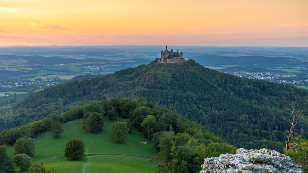 Burg Hohenzollern südlich von Tübingen im Frühjahr im Abendrot