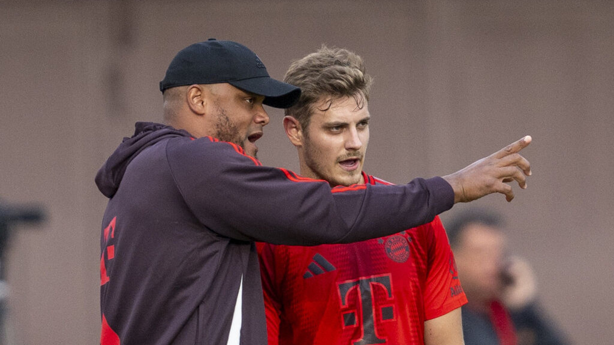 Trainer Vincent Kompany mit  Josip Stanišić 