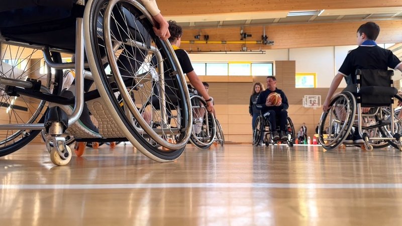 Workshop für das Friedrich-List-Gymnasium: Welche Hindernisse müssen Menschen im Rollstuhl im Alltag bewältigen? | Bild: Jan Limpert / BR Workshop für das Friedrich-List-Gymnasium: Welche Hindernisse müssen Menschen im Rollstuhl im Alltag bewältigen?