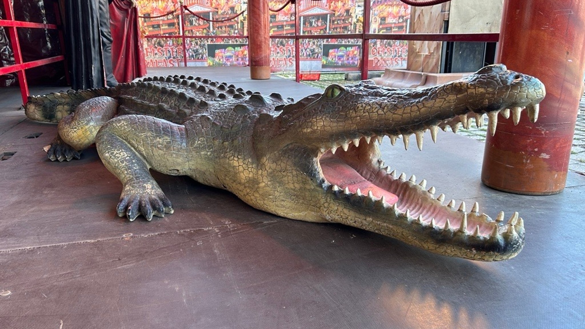Bissige Beute am Gäubodenfest: Krokodil aus Geisterbahn geklaut