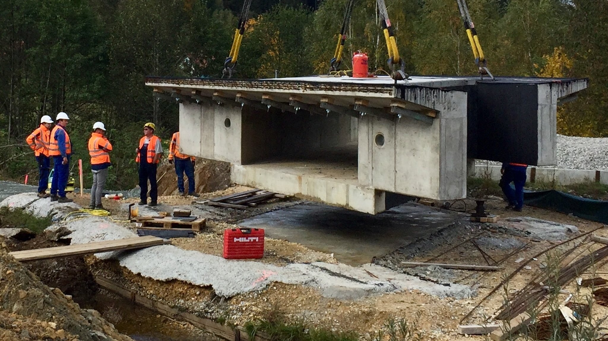 Die knapp 100 Tonnen schwere Brücke am Haken