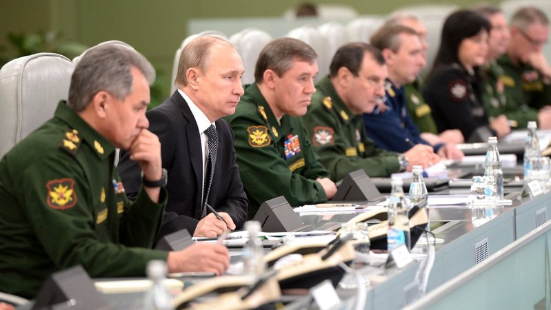 Archiv 2015: Verteidigungsminister Sergej Schoigu (1. v. links) und Generalstabschef Waleri Gerassimow (3. v. links) mit Präsident Putin (Mitte)