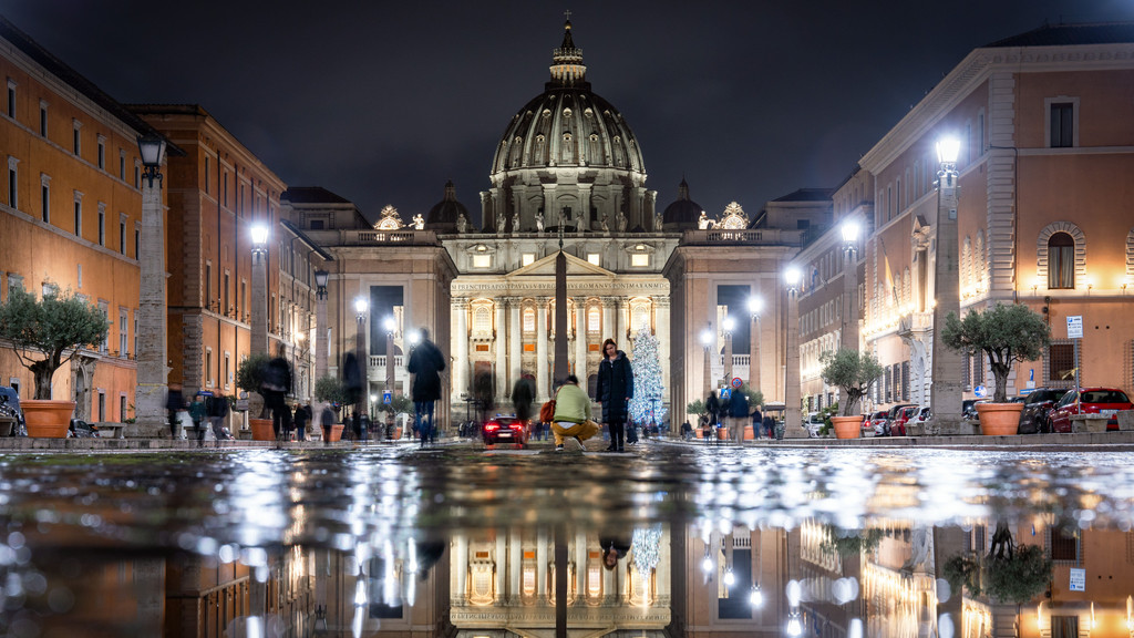 Vatikanstadt: Der Petersdom mit Weihnachtsbaum bei Nacht. Aufnahmedatum 09. Dezember 2022.