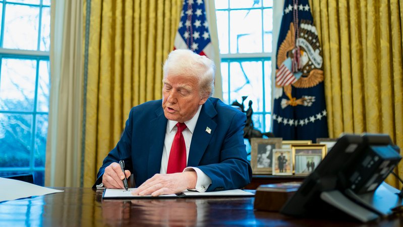 30.01.2025: Trump beim Unterschreiben von Dekreten. | Bild: picture alliance / Consolidated News Photos | Bonnie Cash - Pool via CNP 30.01.2025: Trump beim Unterschreiben von Dekreten.