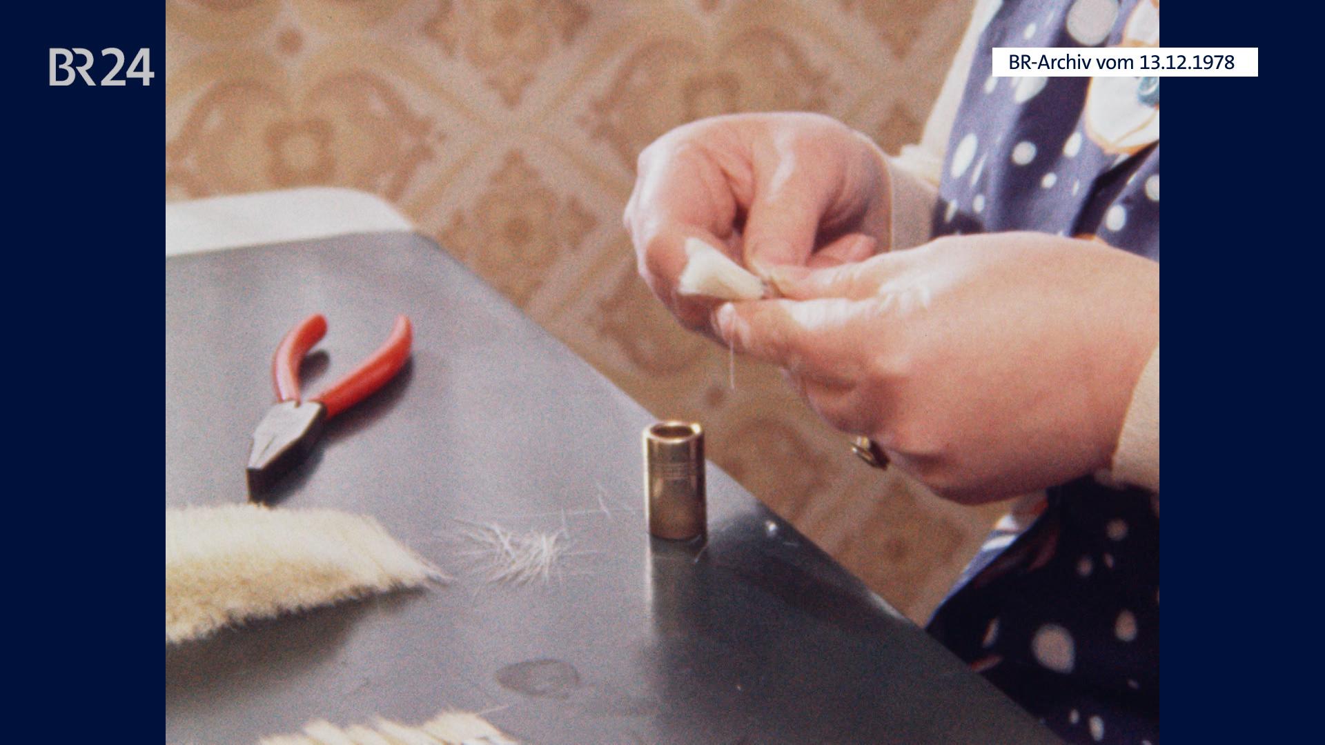 Heimarbeiterin mit Pinselhaaren