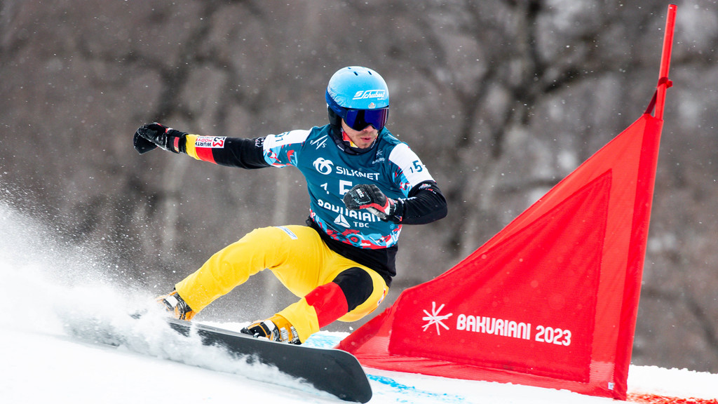 Snowboarder Stefan Baumeister im Teamrennen bei der WM in Bakuriani | Bild: IMAGO/GEPA pictures Snowboarder Stefan Baumeister im Teamrennen bei der WM in Bakuriani