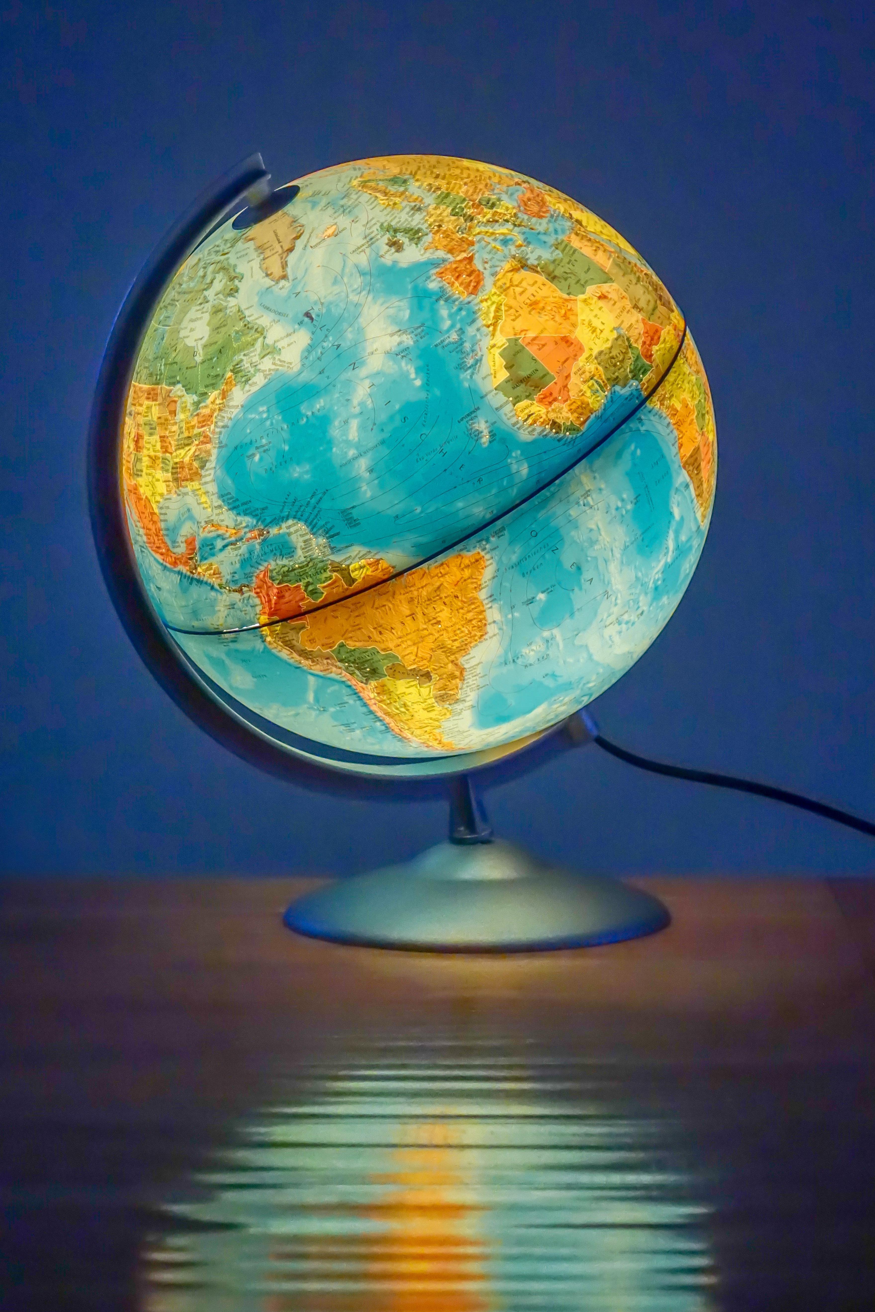 Ein Globus, von innen erleuchtet. 