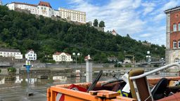 Sperrmüllcontainer am Rathausplatz in Passau nach dem Hochwasser an der Donau. | Bild:BR/Katharina Häringer
