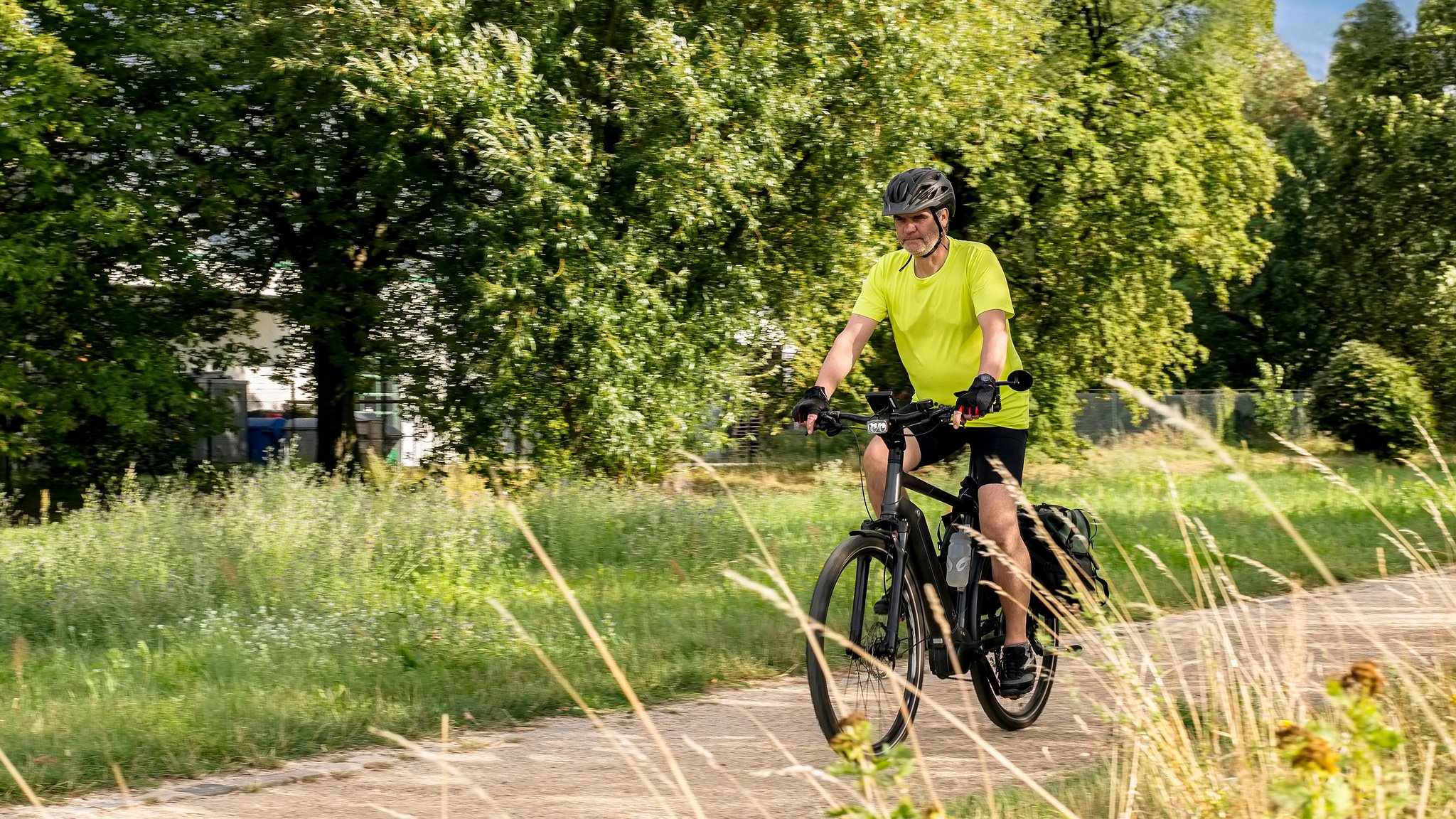 Symbolbild: Mann auf E-Bike 