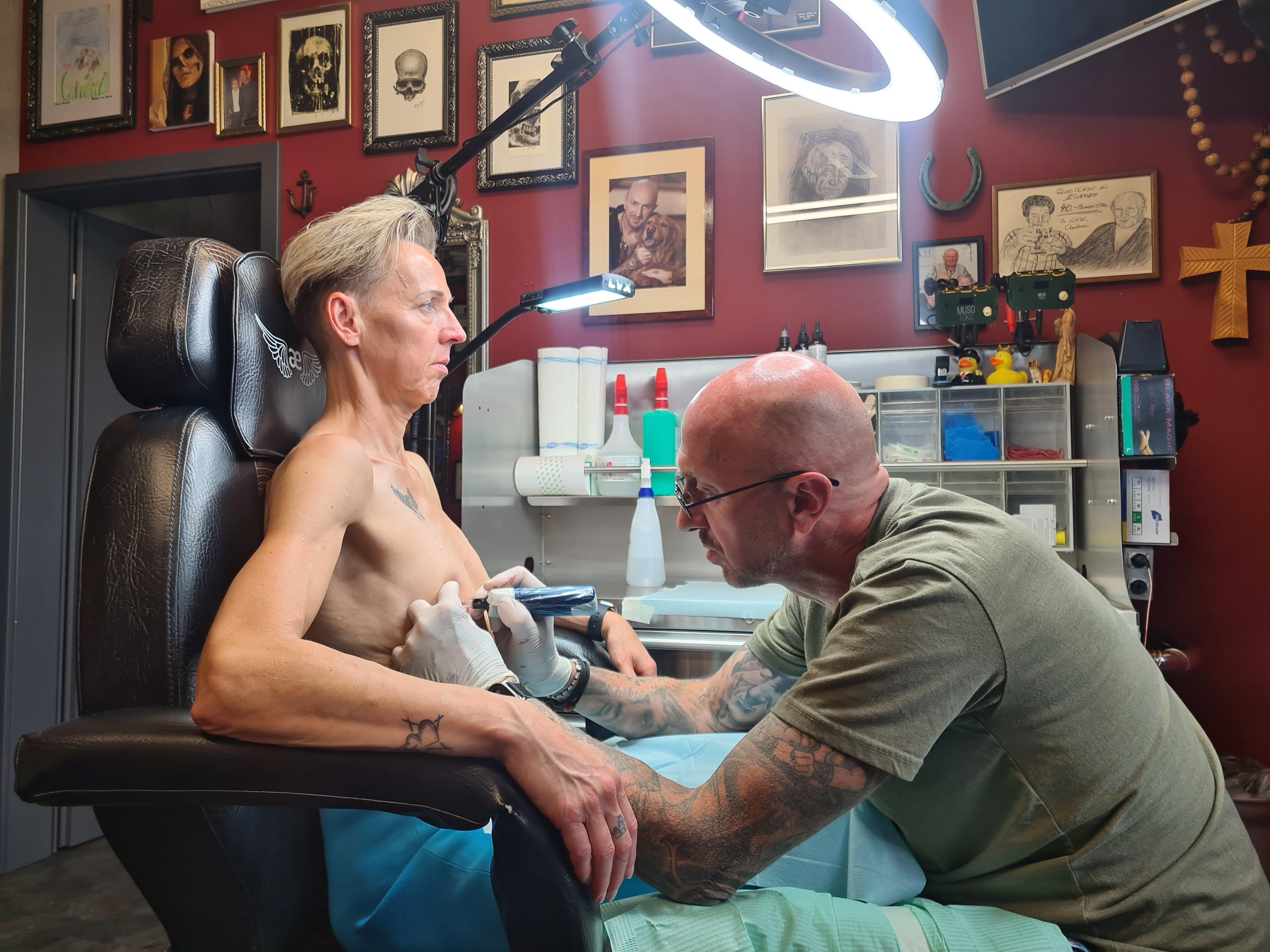Andy Engel beim Tätowieren eines sogenannten Mamillen-Tattoos.