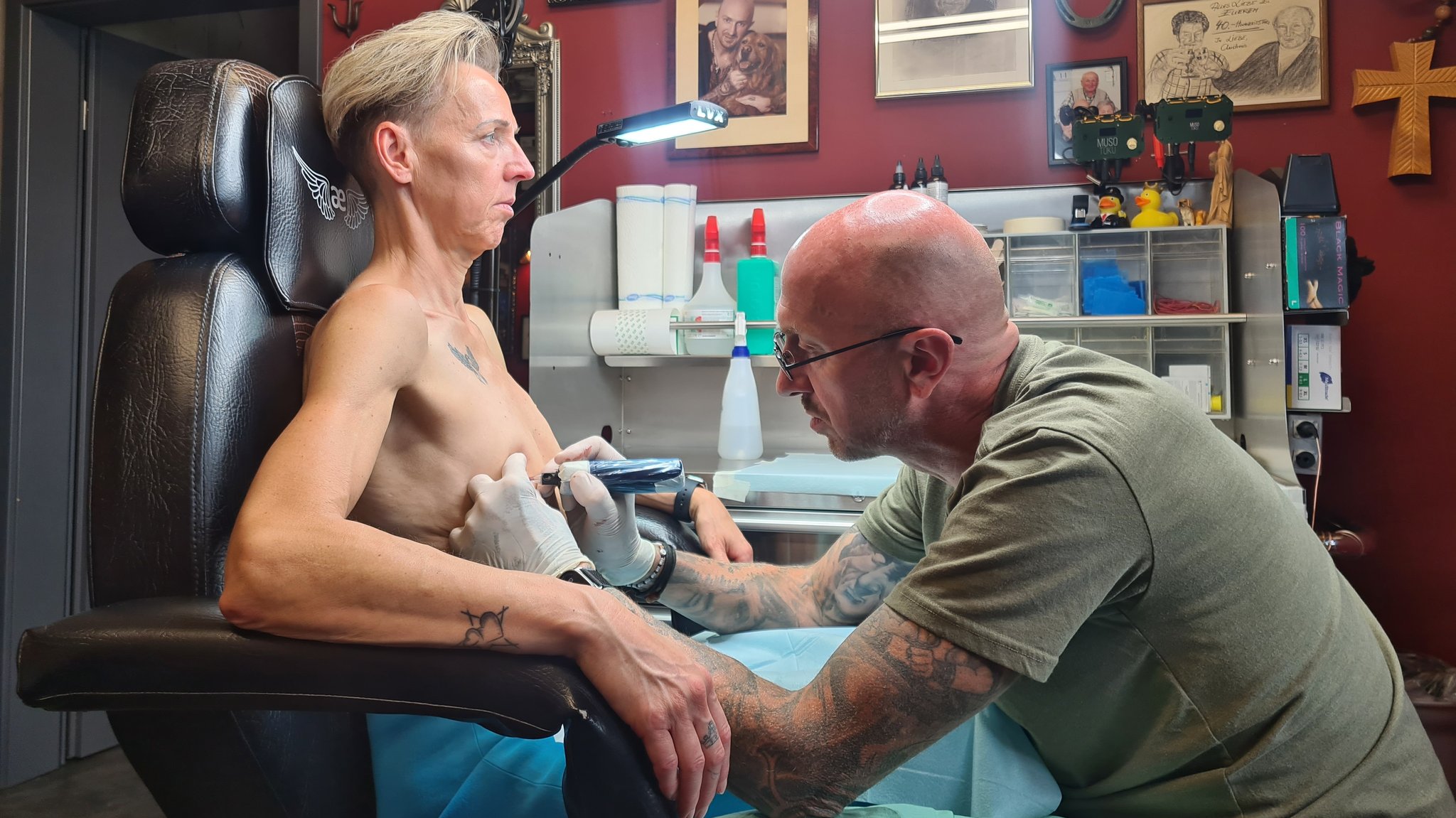 Andy Engel beim Tätowieren eines sogenannten Mamillen-Tattoos.