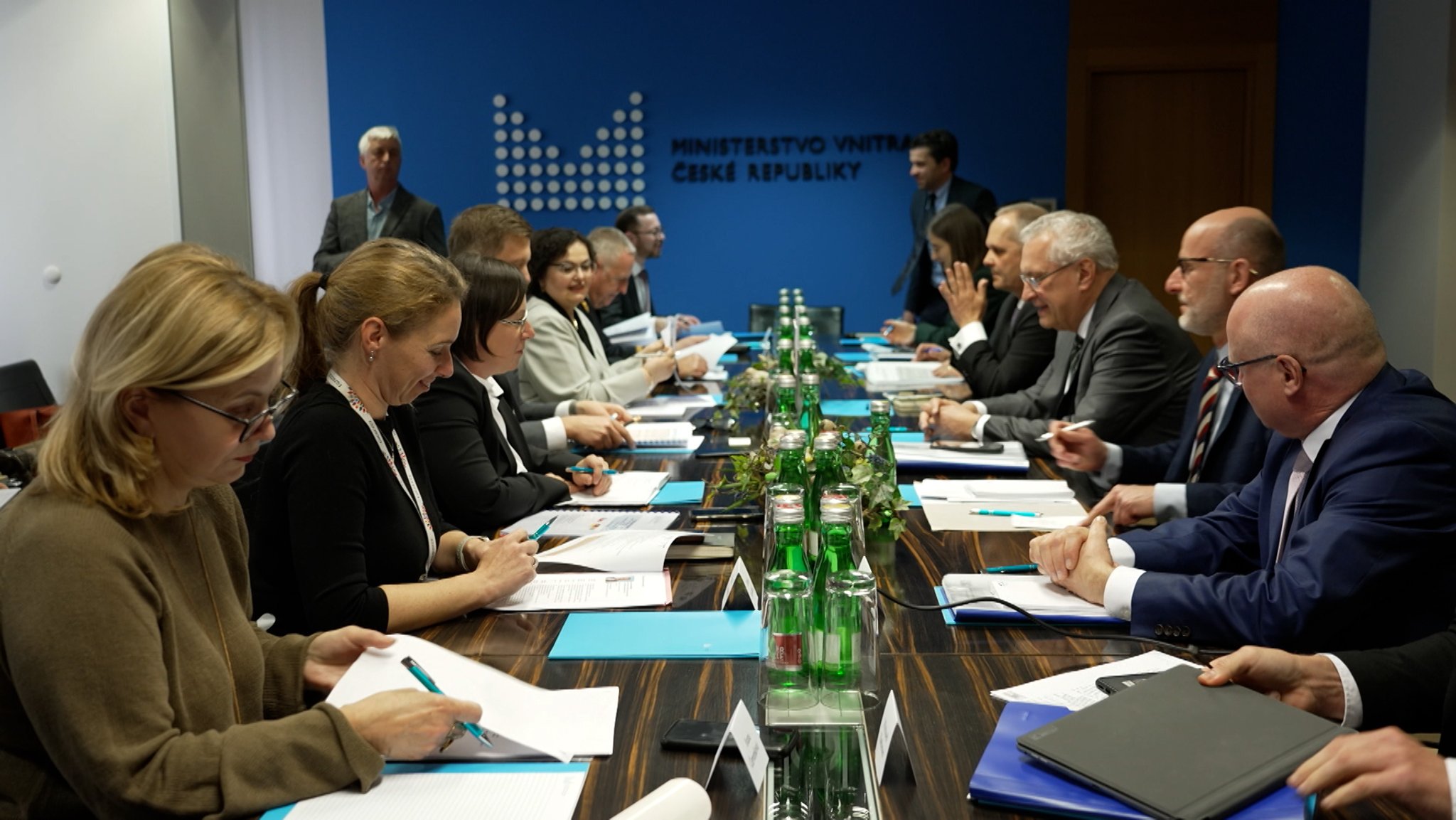 Bayerns Innenminister Joachim Herrmann (CSU) bei Beratungen in Prag.