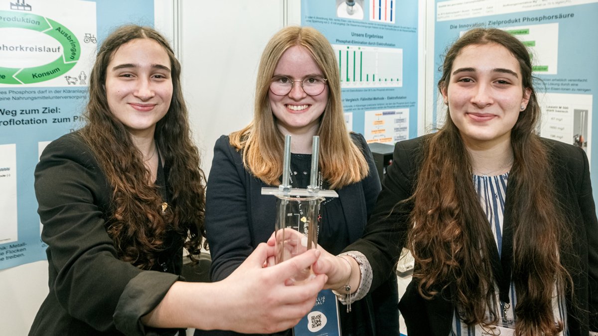 Die Chemie-Bundessiegerinnen von Jugend forscht: Lena Fries, Hannah Amrhein und Hanna Fries aus Bayern mit einem Becherglas mit Elektroden.